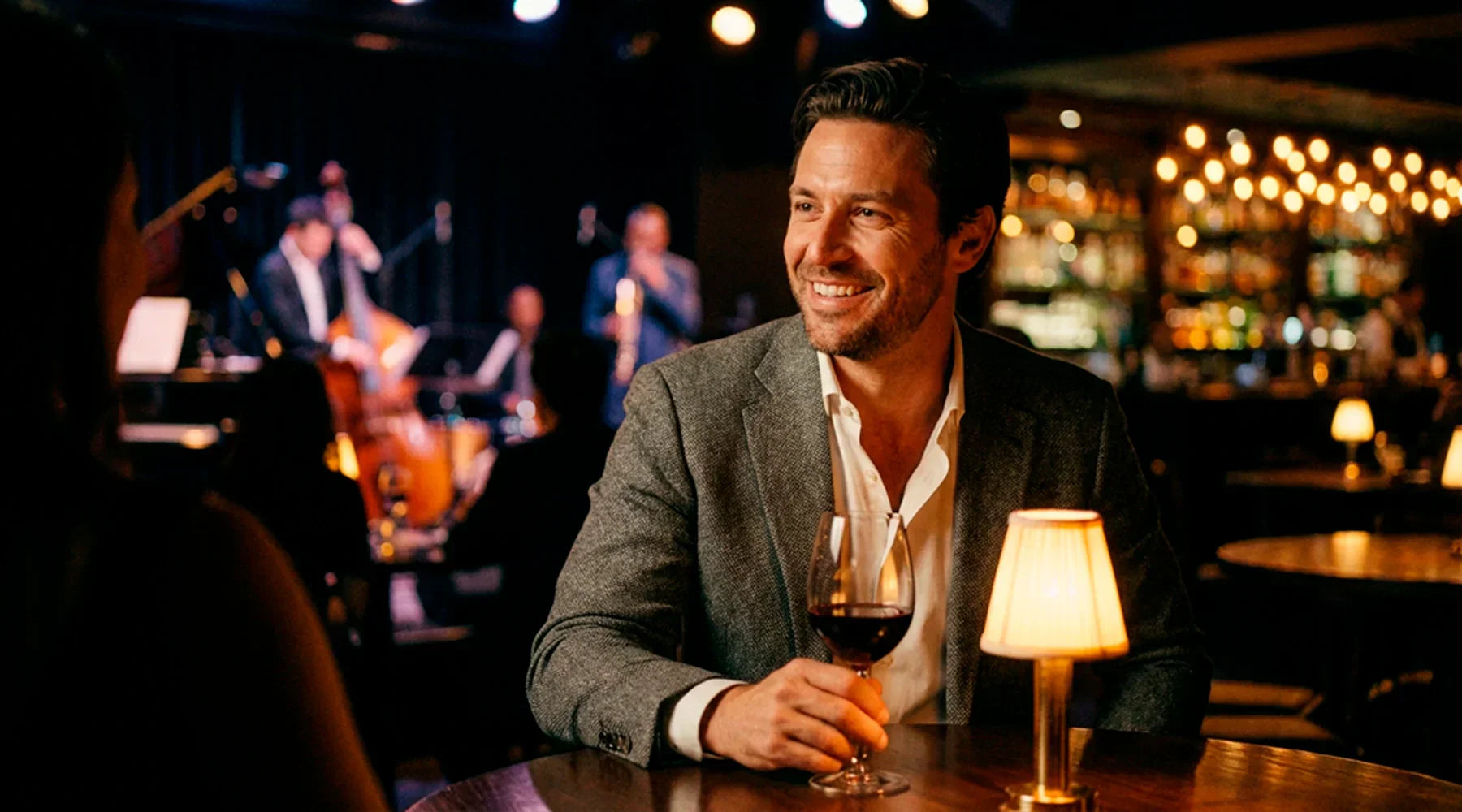 Cómo vestir para una cena elegante: guía para acertar sin ir de etiqueta