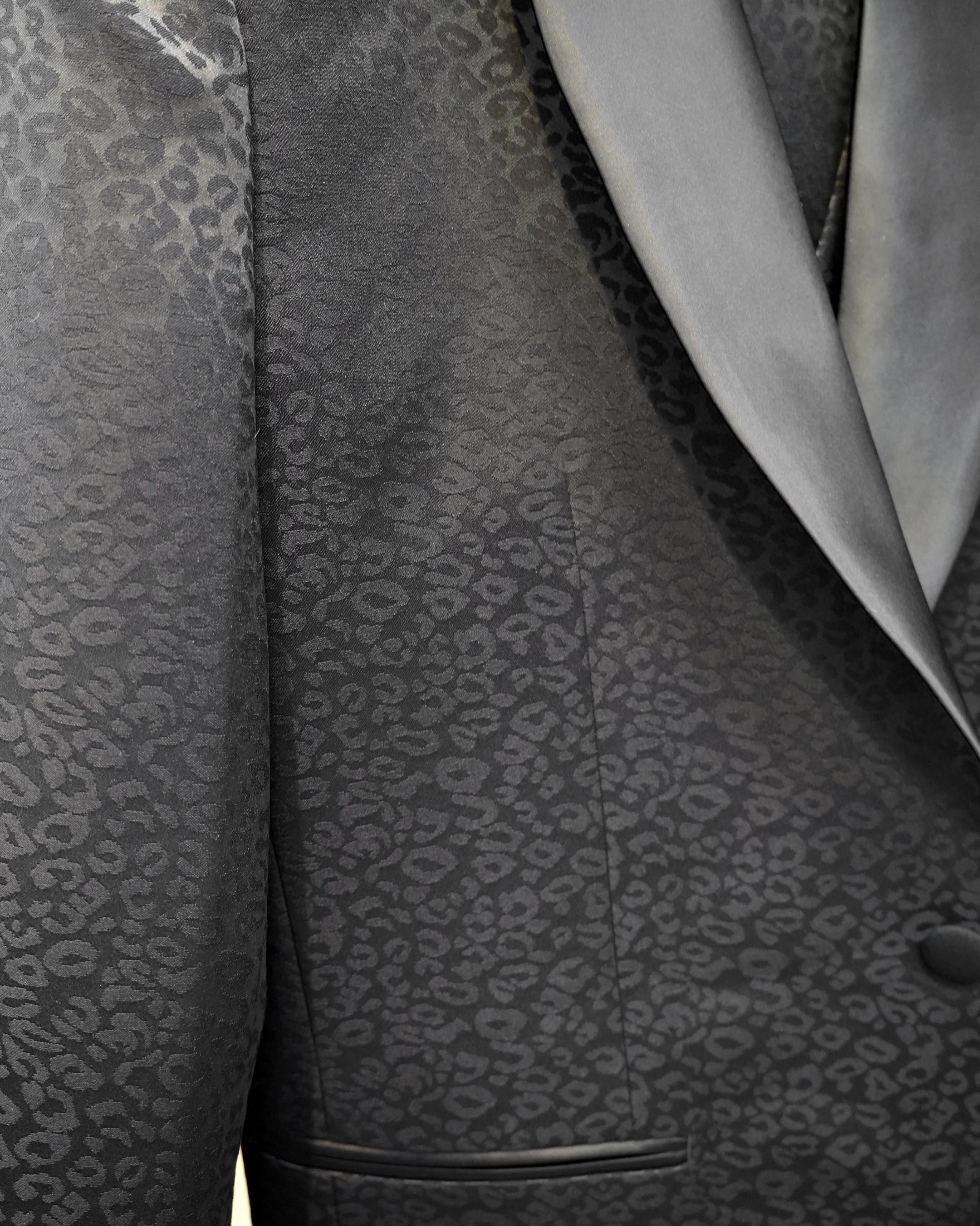 Esmoquin Negro con Trama Jacquard y Solapa Chal en Contraste