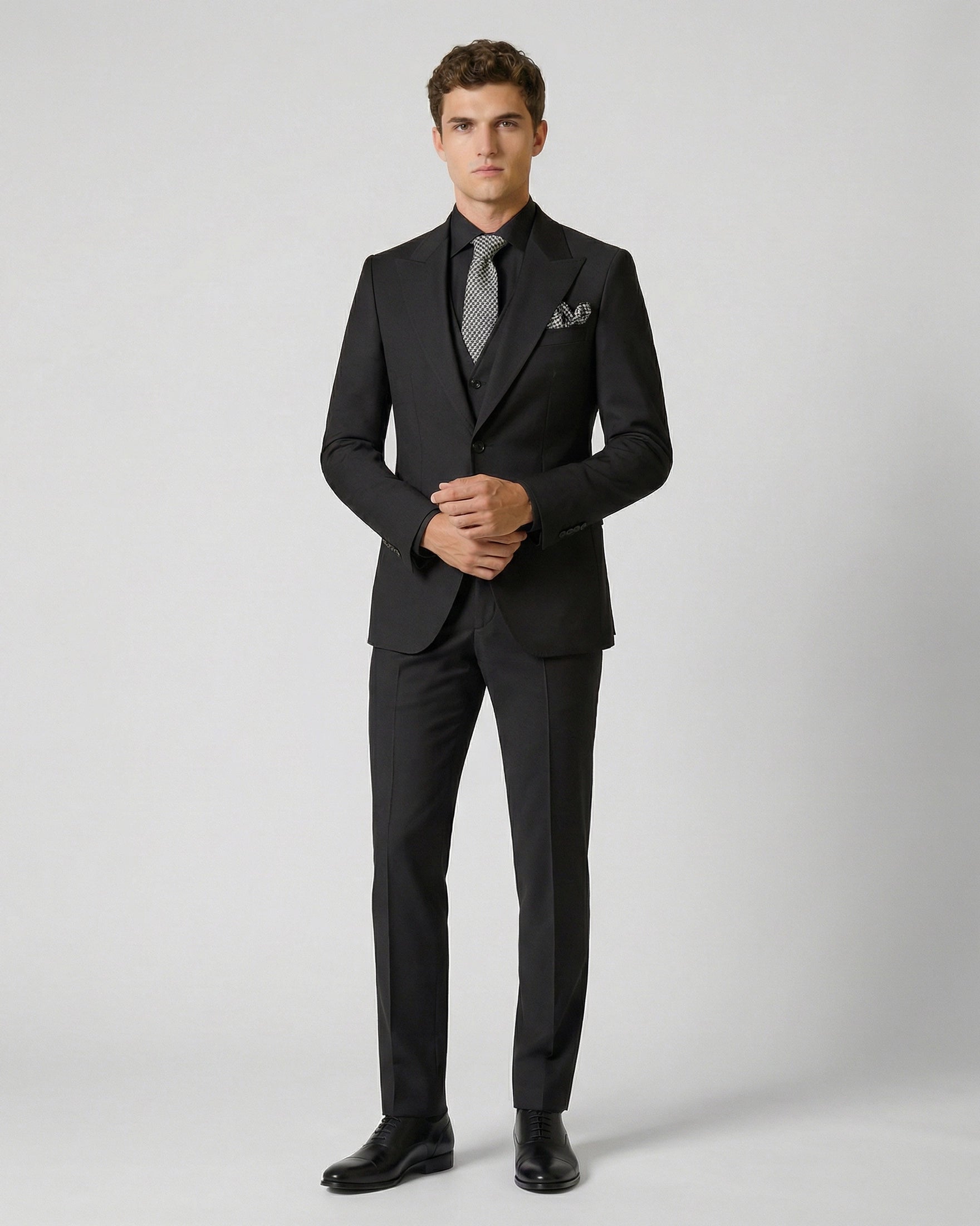 Traje "Total Black" 3 Piezas: Negro Profundo con Solapas de Punta y Chaleco