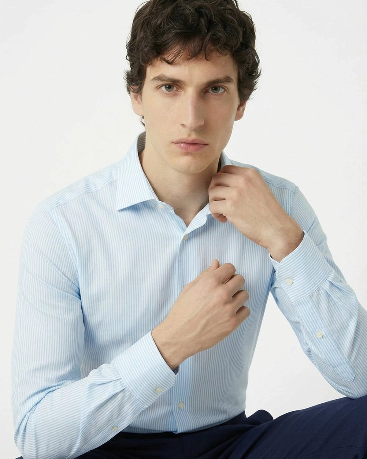 Camisa a Medida de Algodón Premium a Rayas Finas Azul Cielo con Cuello Italiano