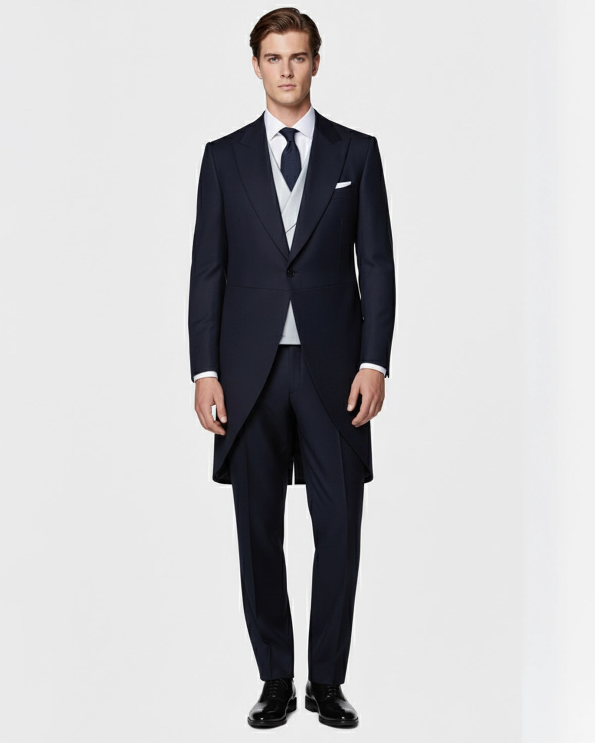 Chaqué de Novio a Medida Azul Marino con Chaleco Gris en Contraste y Solapa Clásica