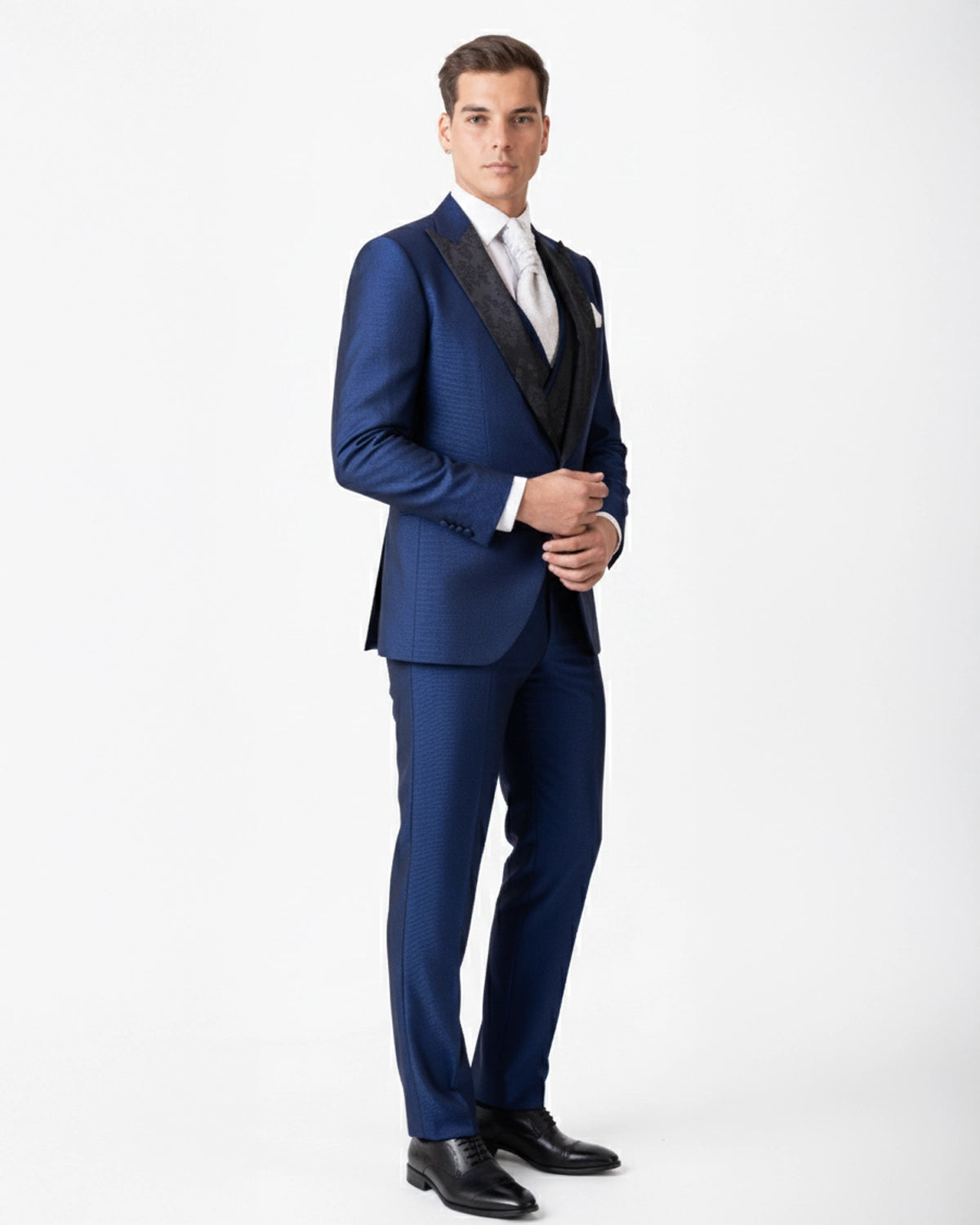 Esmoquin de Novio a Medida Azul Real con Solapa de Pico Estampada en Jacquard Negro