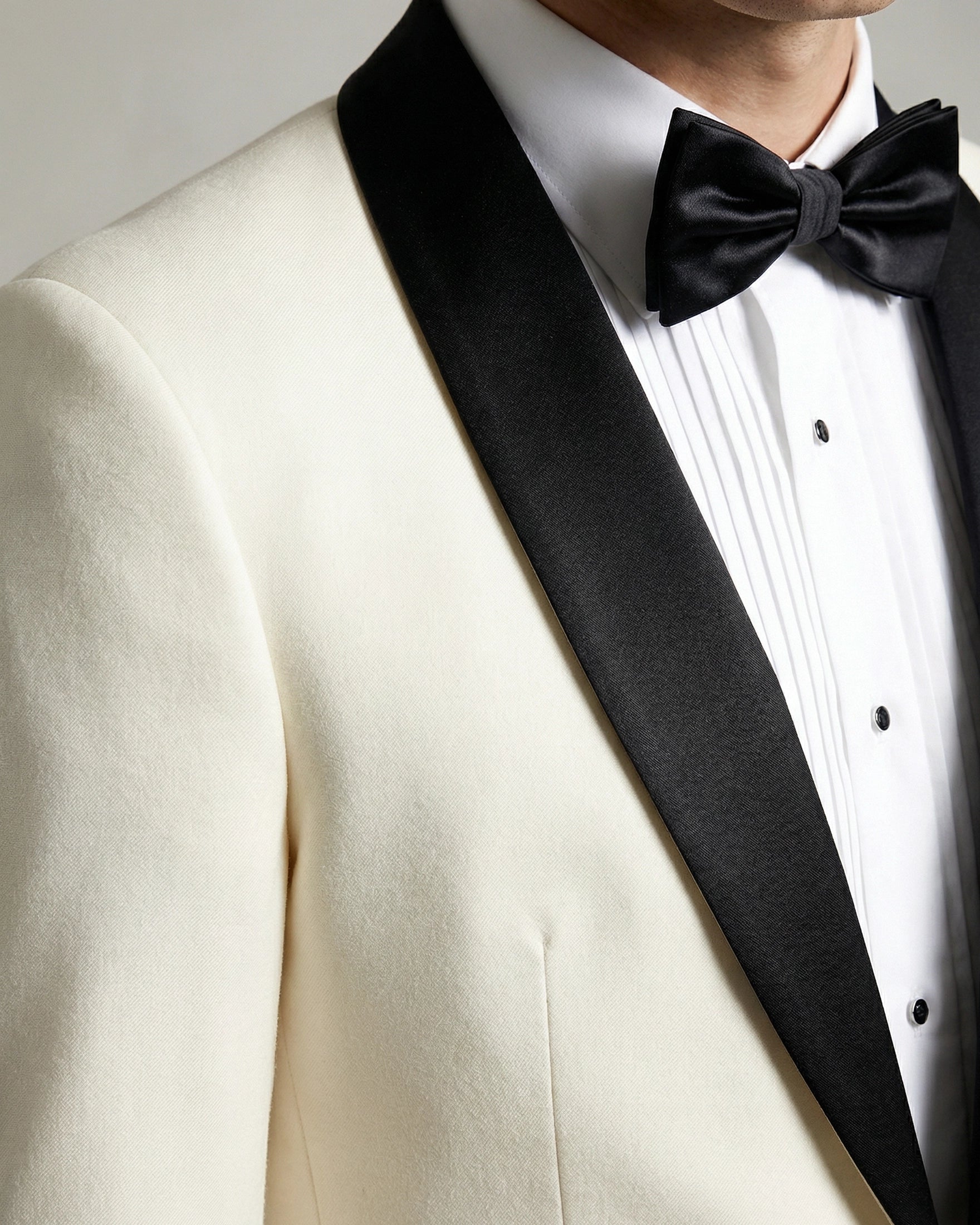 Esmoquin "Dinner Jacket" Blanco Marfil (Ivory) con Solapa Chal Negra en Contraste