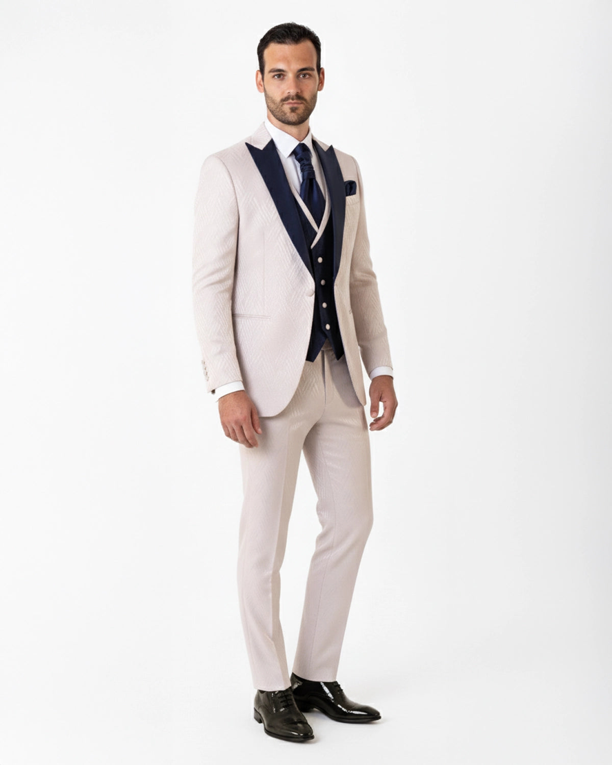 Esmoquin de Ceremonia a Medida Beige con Textura Geométrica y Solapa de Pico Azul Noche