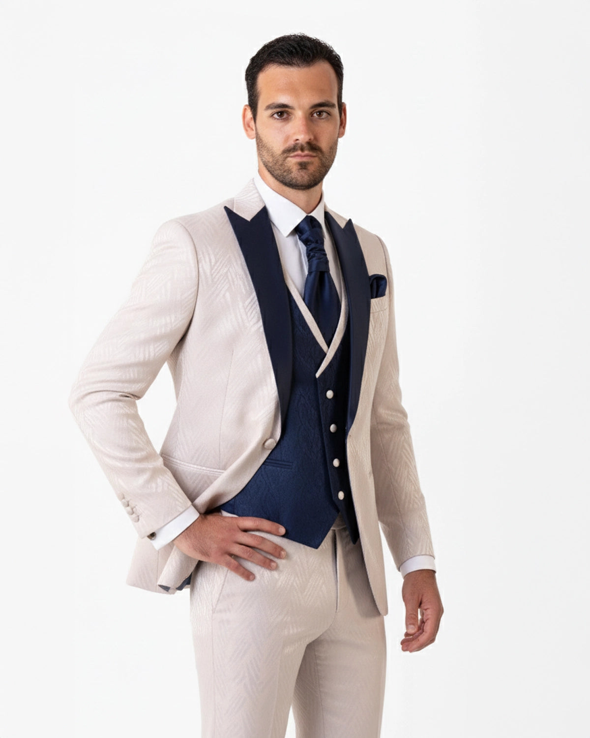 Esmoquin de Ceremonia a Medida Beige con Textura Geométrica y Solapa de Pico Azul Noche