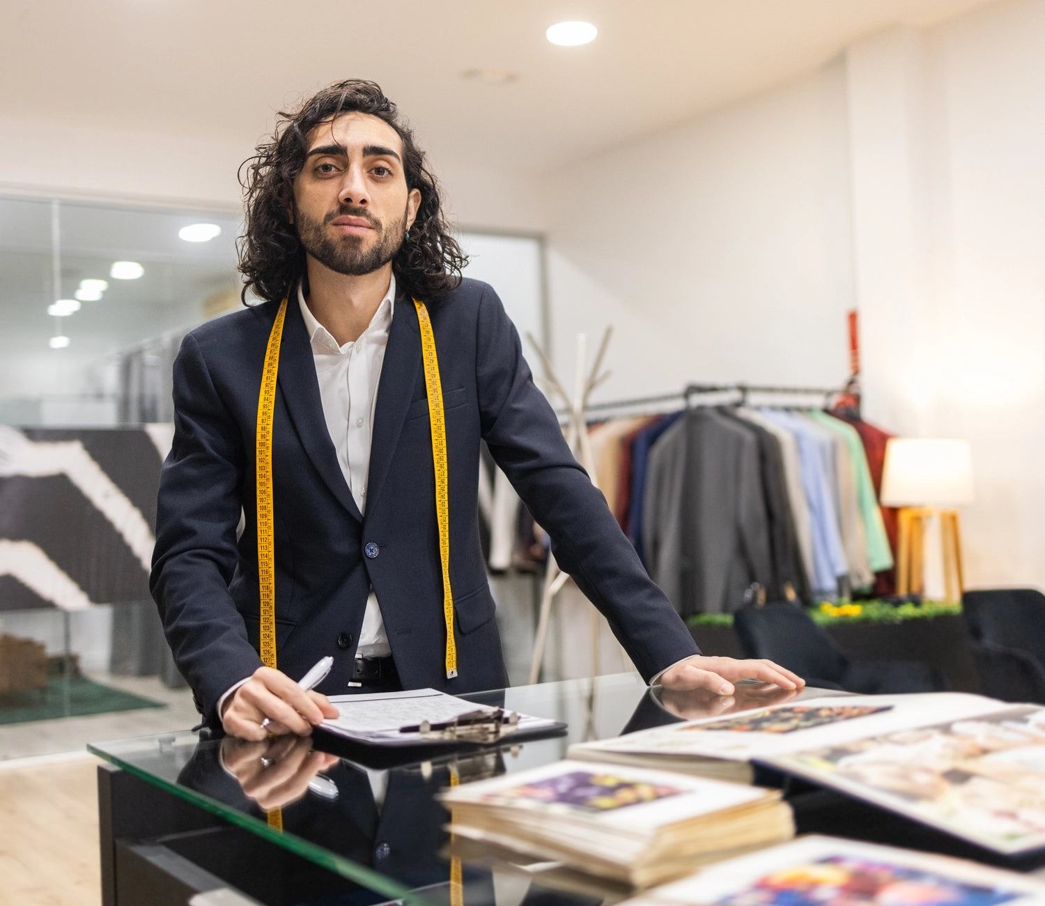 Sastre profesional en la tienda de trajes a medida Blackpier Barcelona en Les Corts