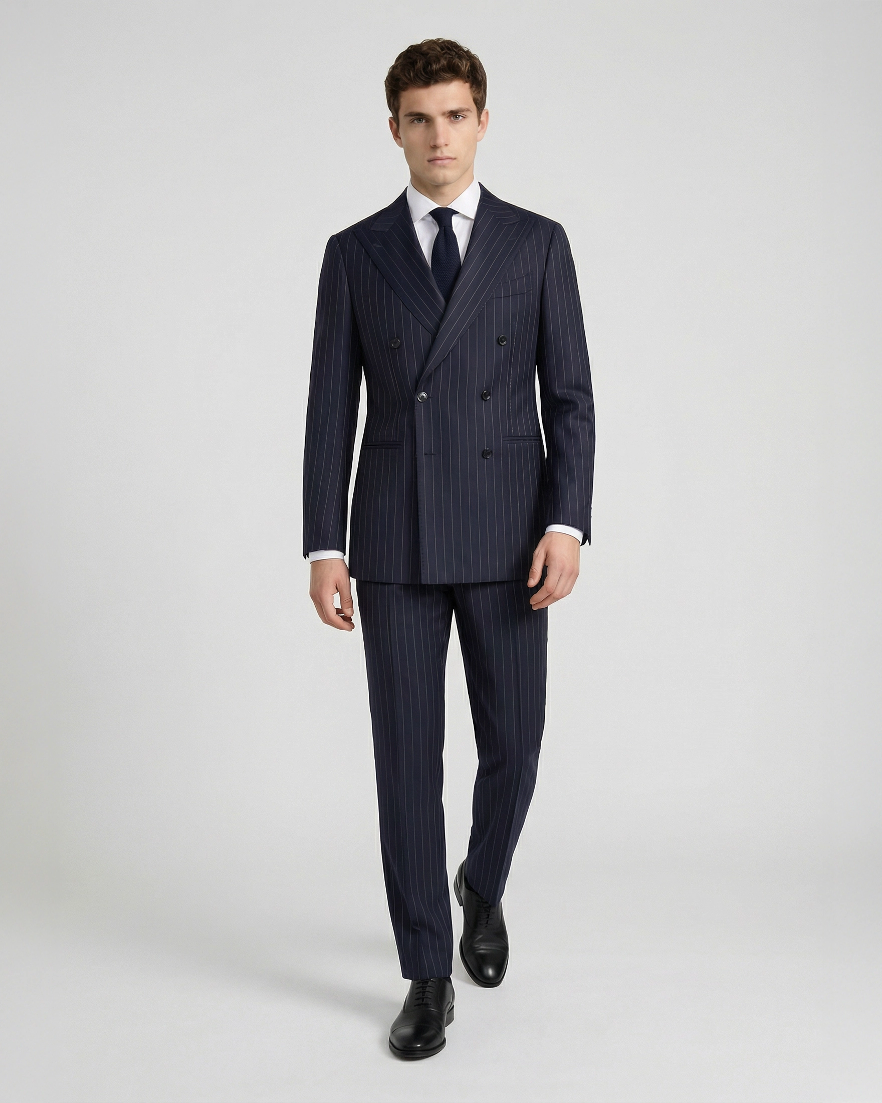 Traje Cruzado Azul Marino Raya Diplomática (Pinstripe) a Medida: El "Power Suit" Definitivo