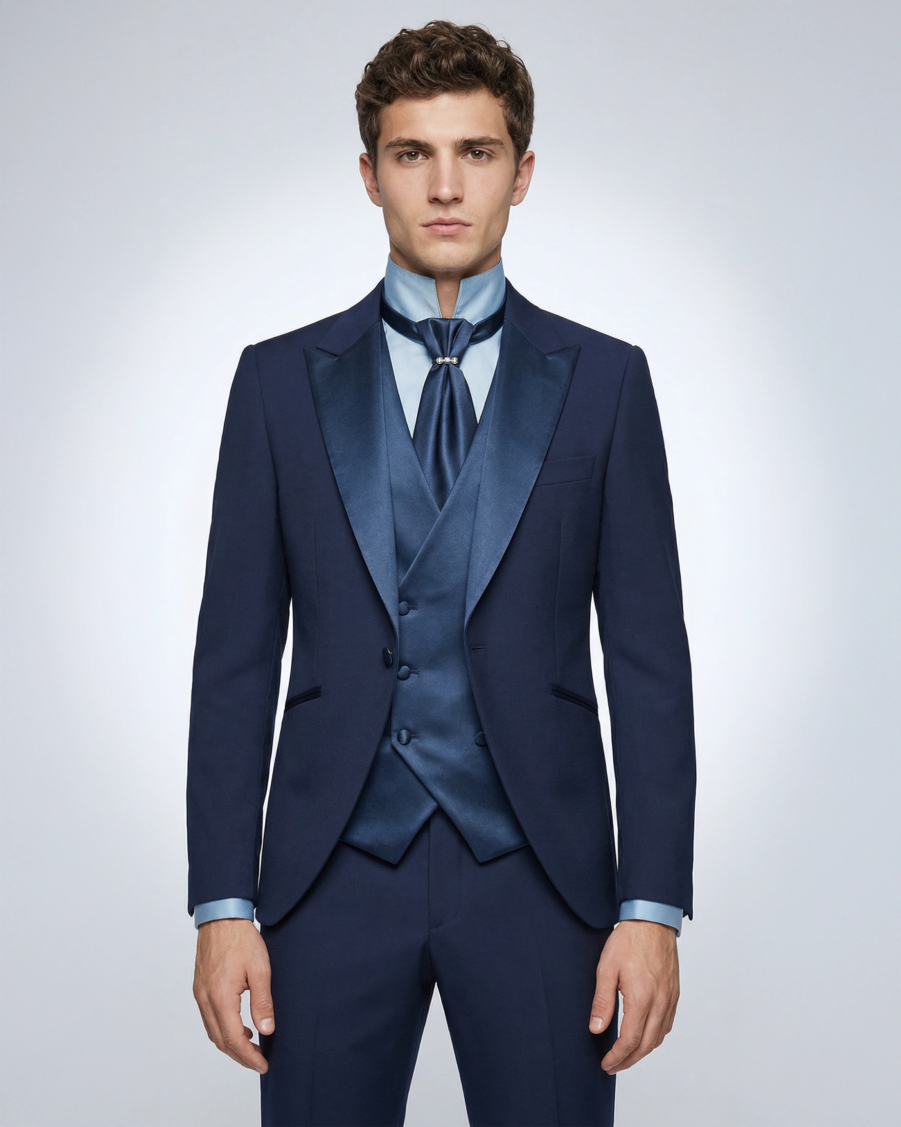 Traje de Novio Azul Marino con Solapas y Chaleco en Raso Satinado (Look Monocromo)