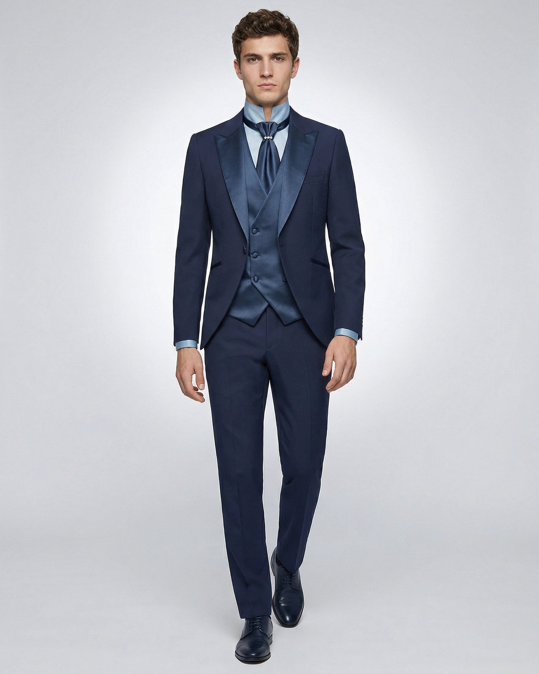 Traje de Novio Azul Marino con Solapas y Chaleco en Raso Satinado (Look Monocromo)