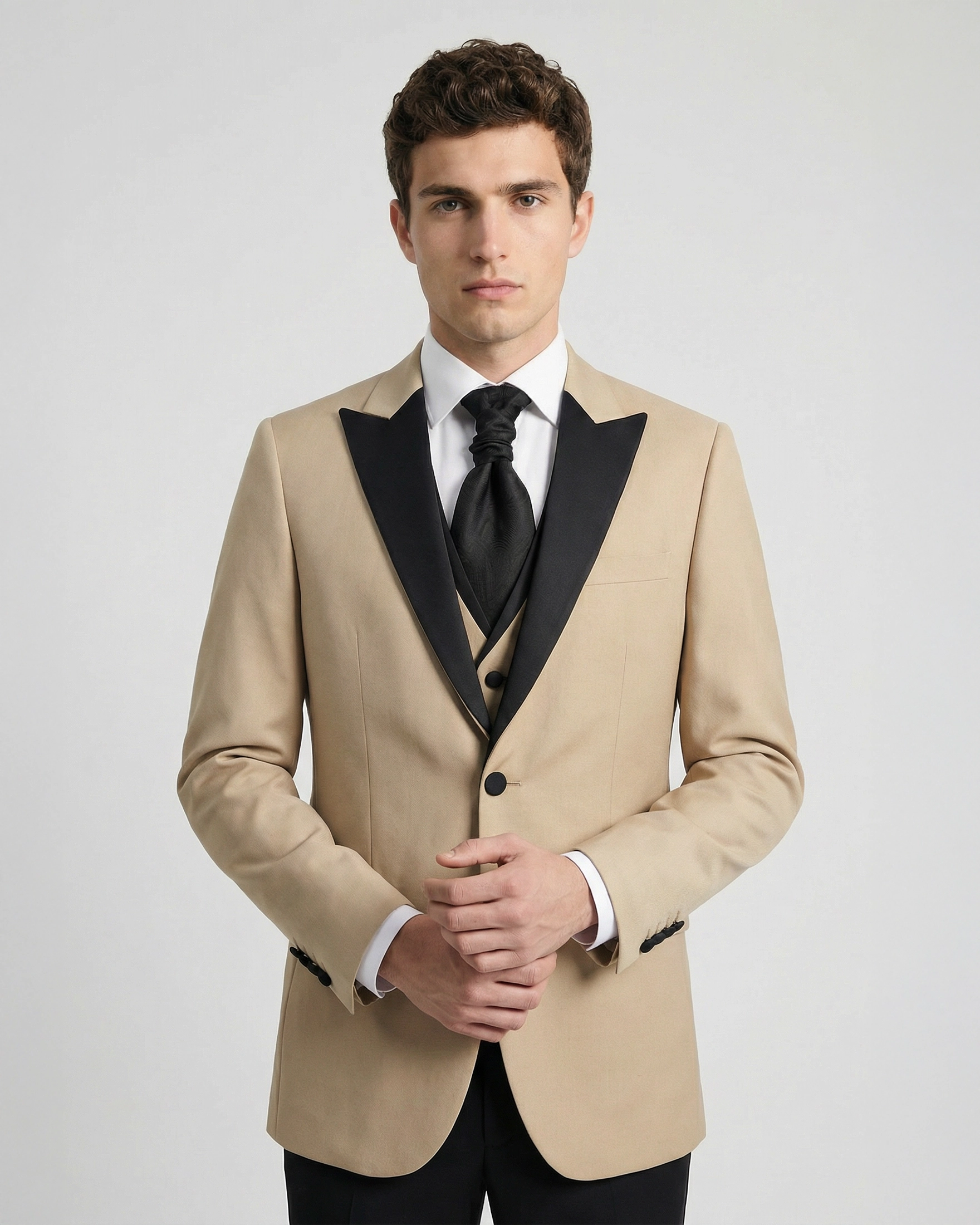 Traje de Novio Beige a Medida con Doble Solapa (Efecto 3D) y Pantalón Negro