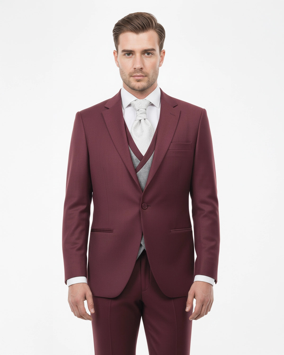 Traje de Novio a Medida Color Burdeos Vino con Chaleco y Plastrón en Gris Perla a Contraste