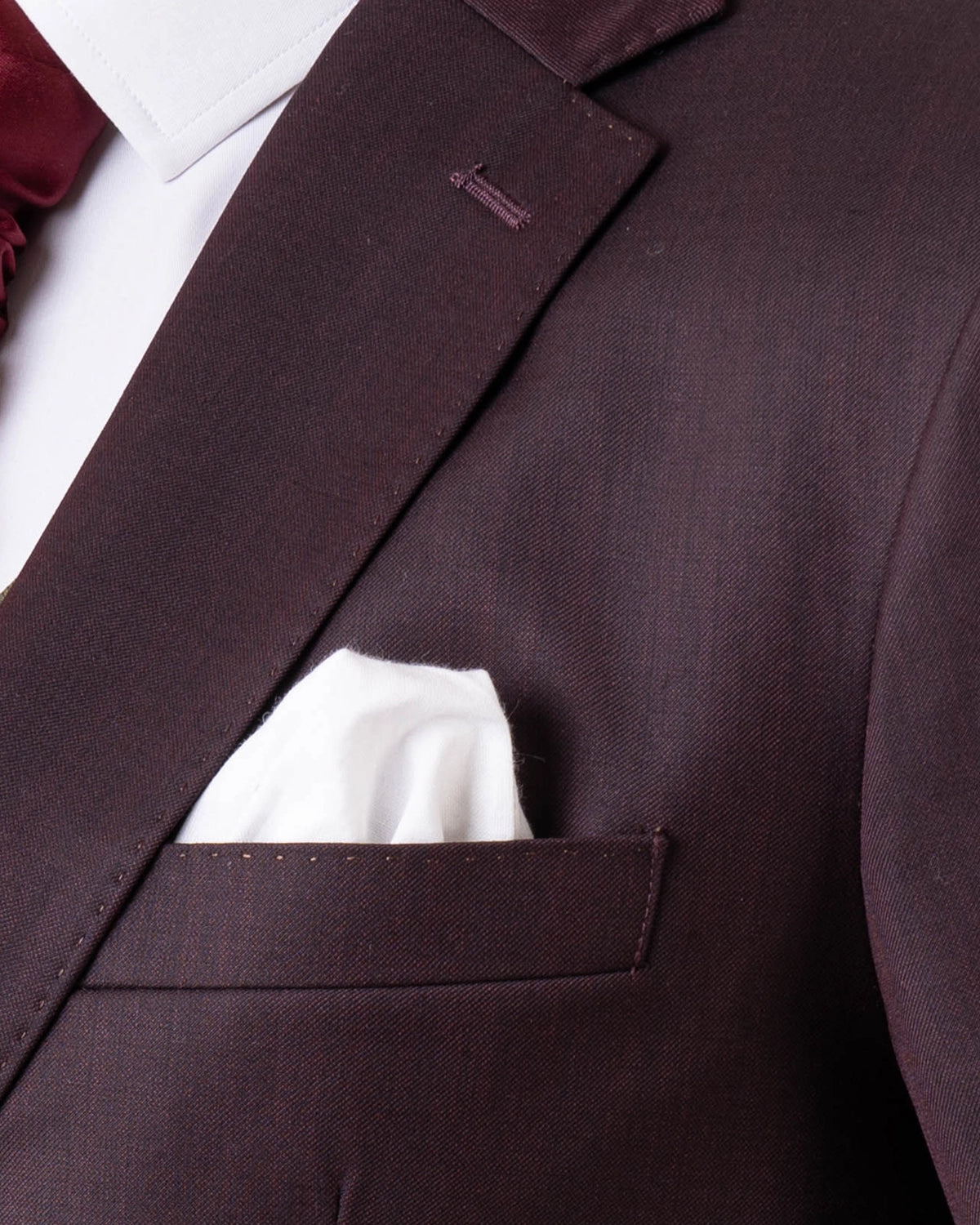 Traje de novio con chaleco floral