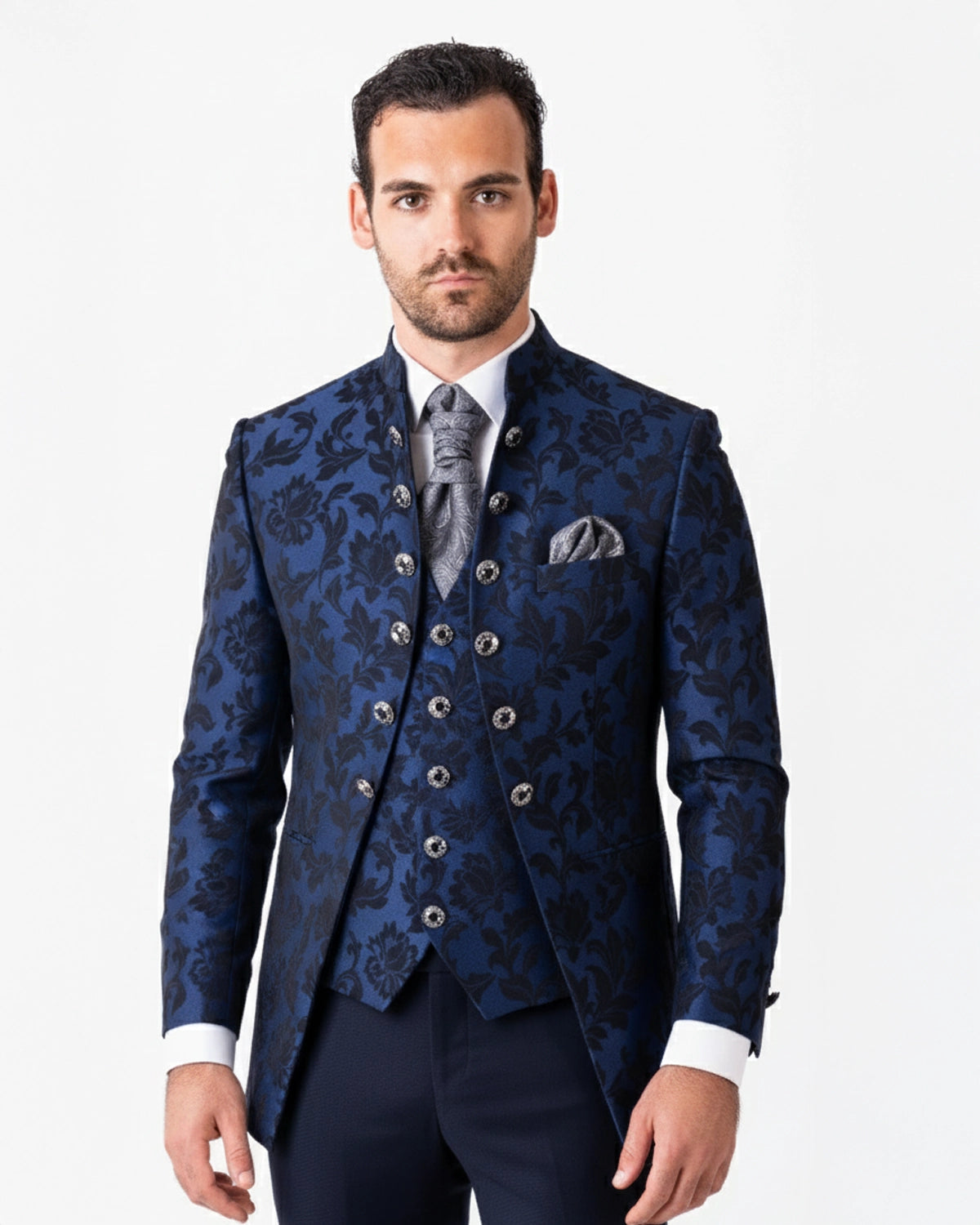 Traje novio capa azul floral