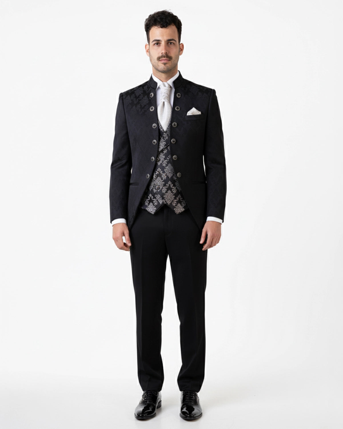 Levita de Novio a Medida Cuello Mao en Jacquard Negro con Botones Joya y Chaleco Brocado