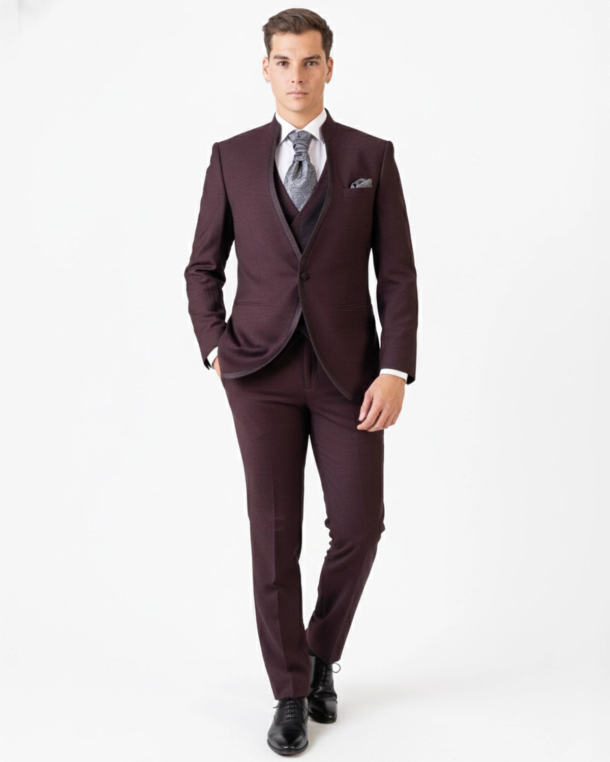 Traje de Novio Cuello Mao "Italian Style" Color Granate Vino con Ribetes de Raso y Chaleco