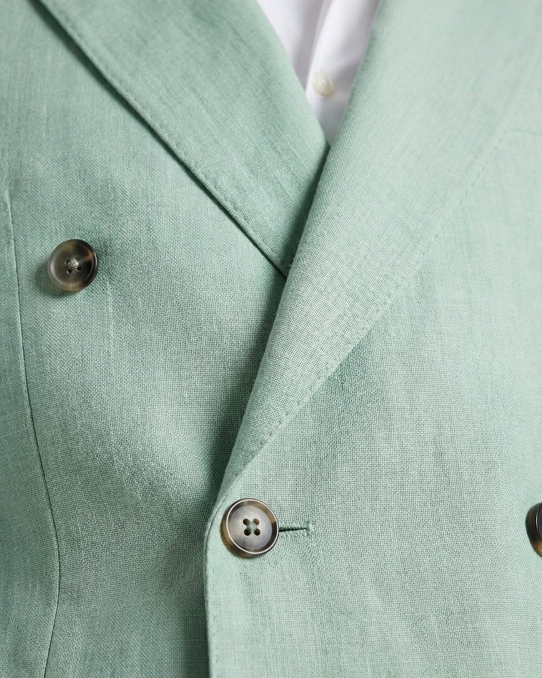 Traje Cruzado a Medida en Verde Medio (Tono Salvia): Lana Fría Premium