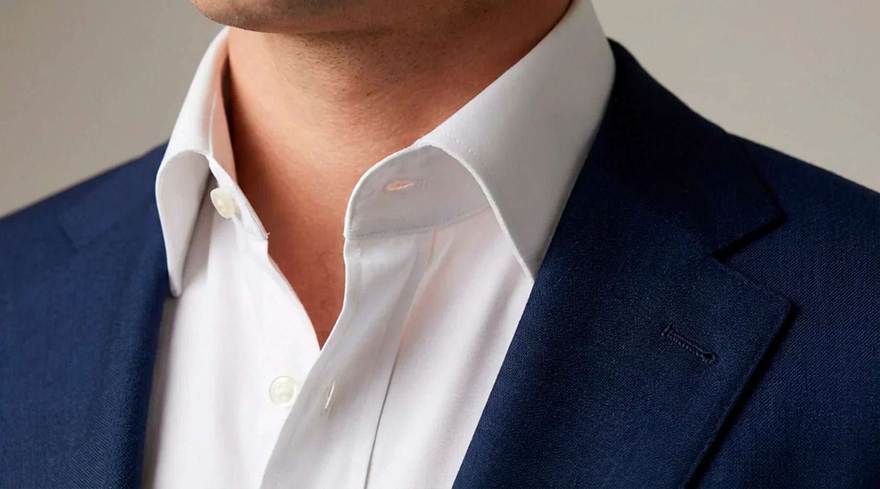 La camisa a medida perfecta: el detalle que define cómo te perciben