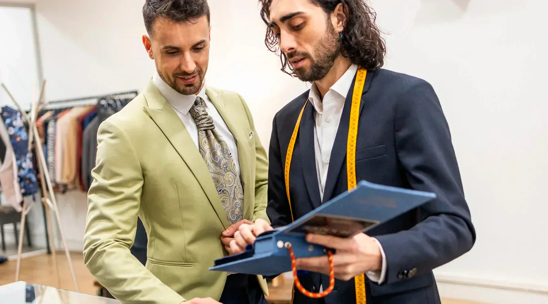 Traje a Medida vs. Sistema de Tallas Estándar: por qué tu traje caro no termina de encajar
