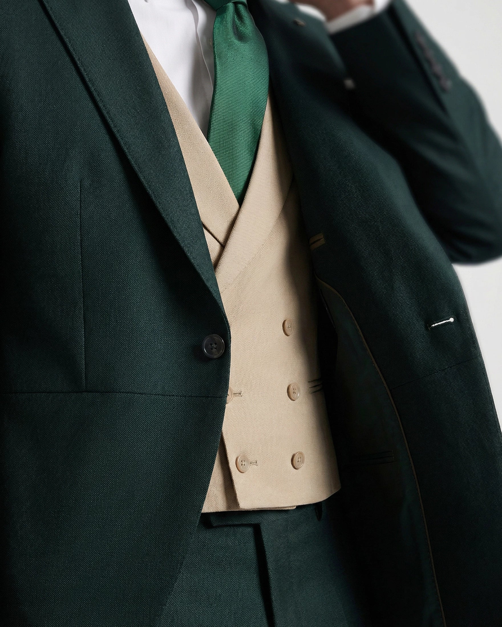 Chaqué Verde Botella (Bottle Green) con Chaleco Cruzado en Contraste Beige