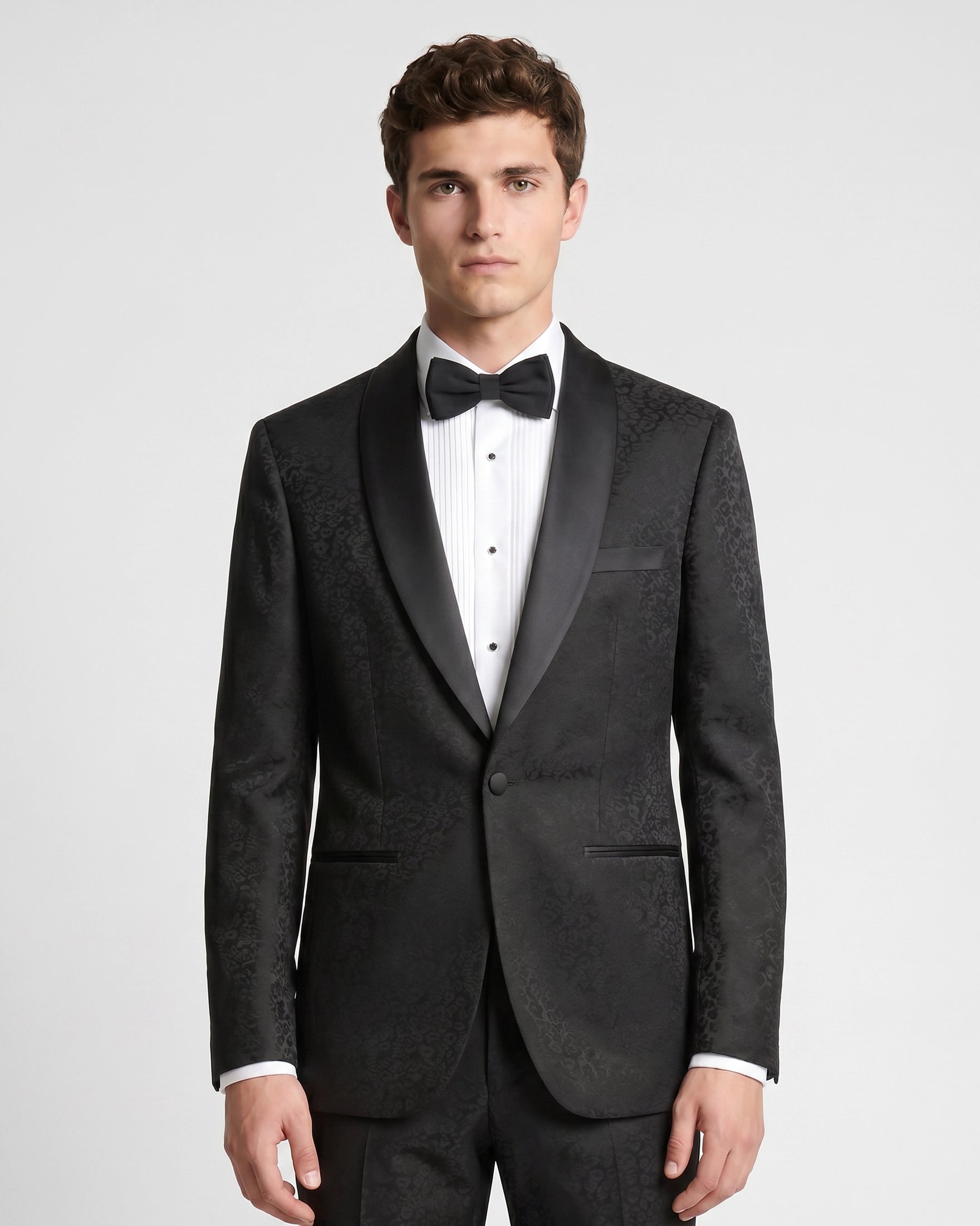 Esmoquin Negro con Trama Jacquard y Solapa Chal en Contraste