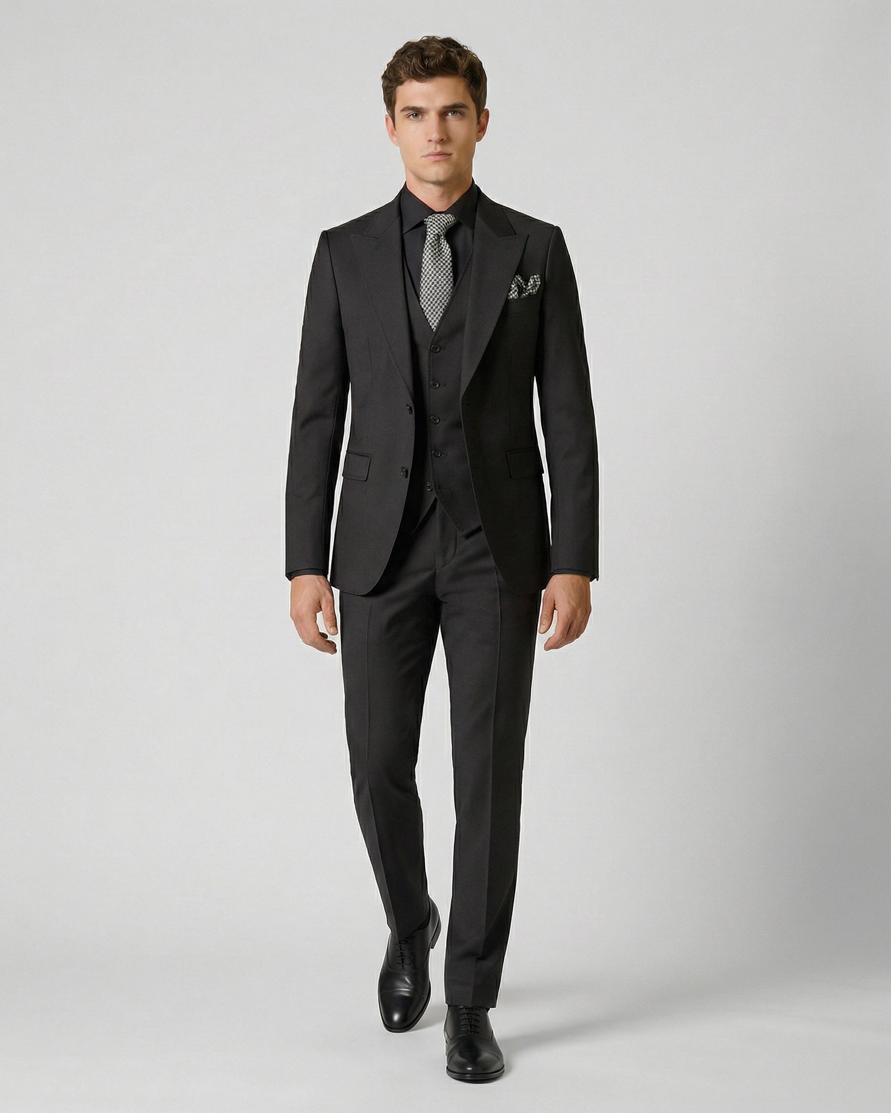 Traje "Total Black" 3 Piezas: Negro Profundo con Solapas de Punta y Chaleco