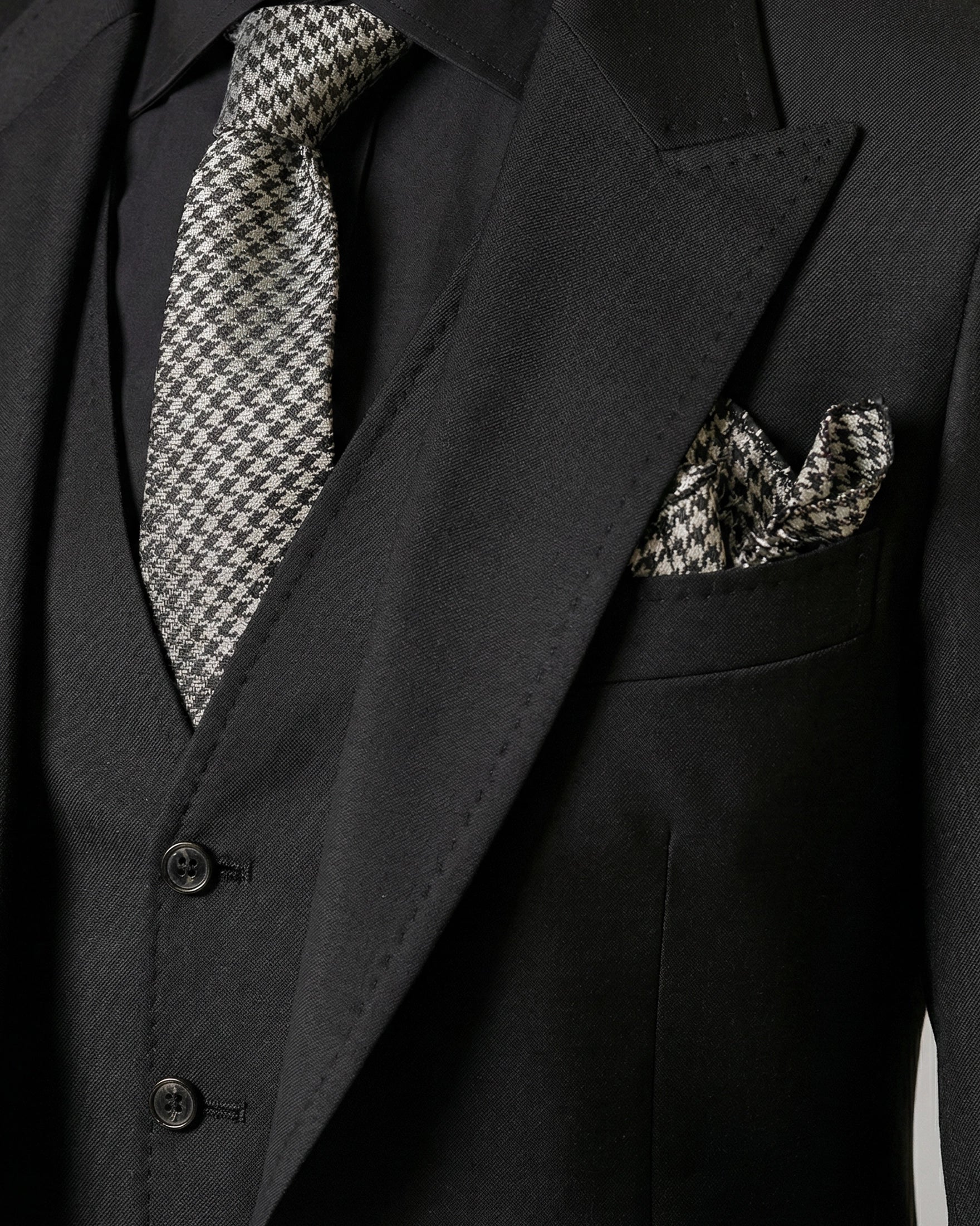 Traje "Total Black" 3 Piezas: Negro Profundo con Solapas de Punta y Chaleco