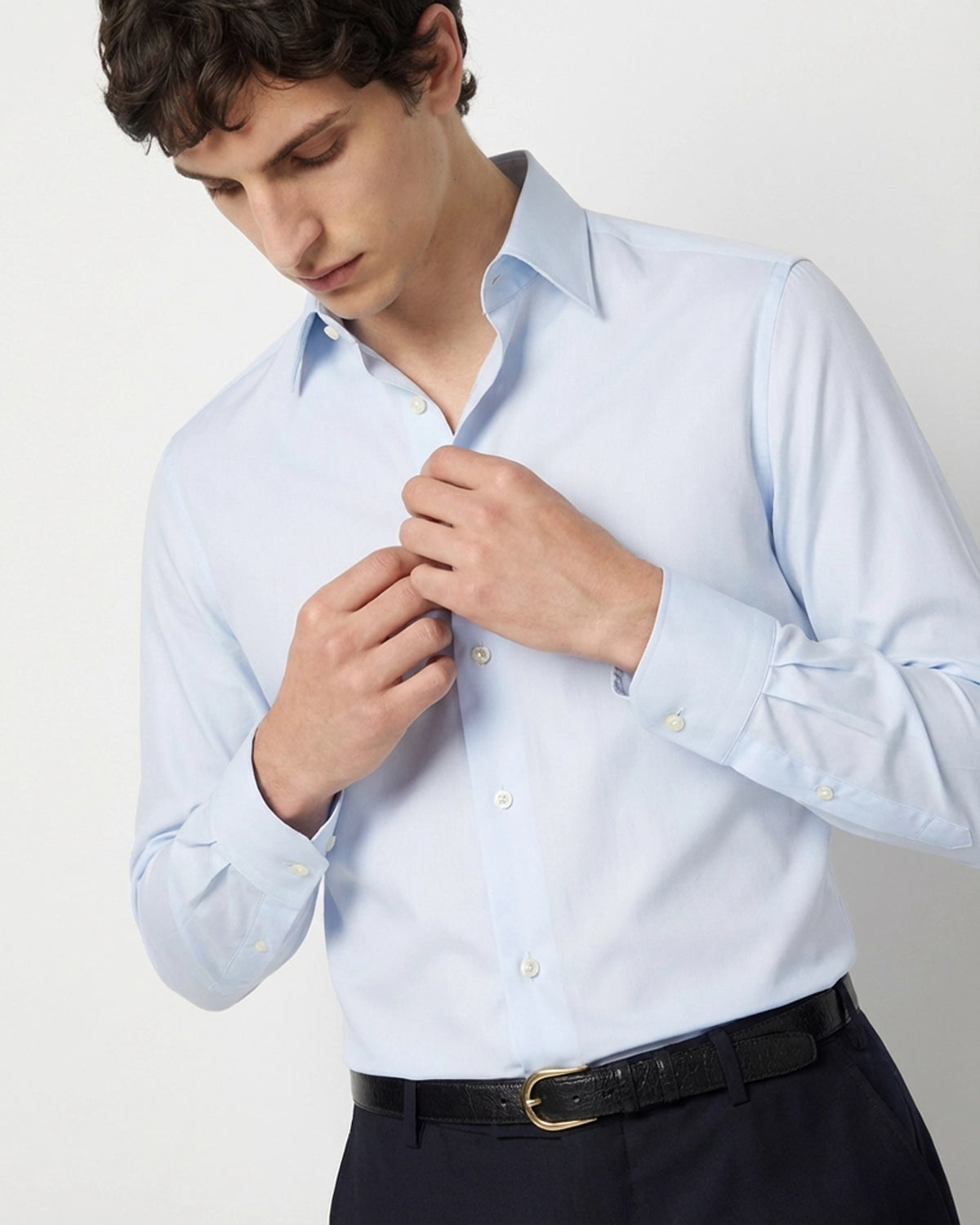Camisa a Medida Azul Cielo en Royal Twill (Sarga): Brillo Sutil y Tacto de Seda