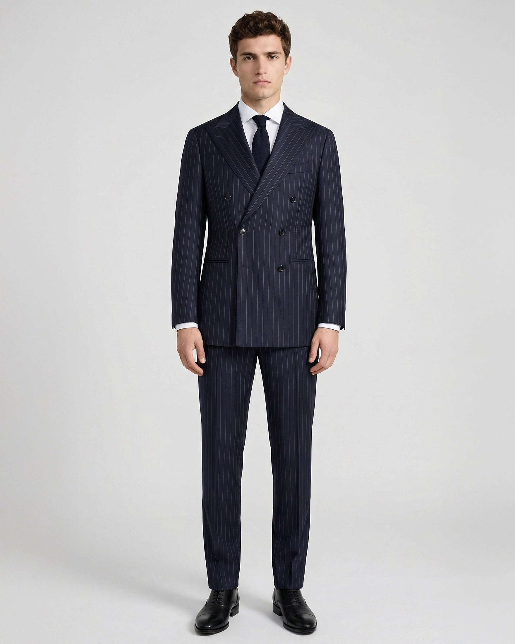 Traje Cruzado Azul Marino Raya Diplomática (Pinstripe) a Medida: El "Power Suit" Definitivo