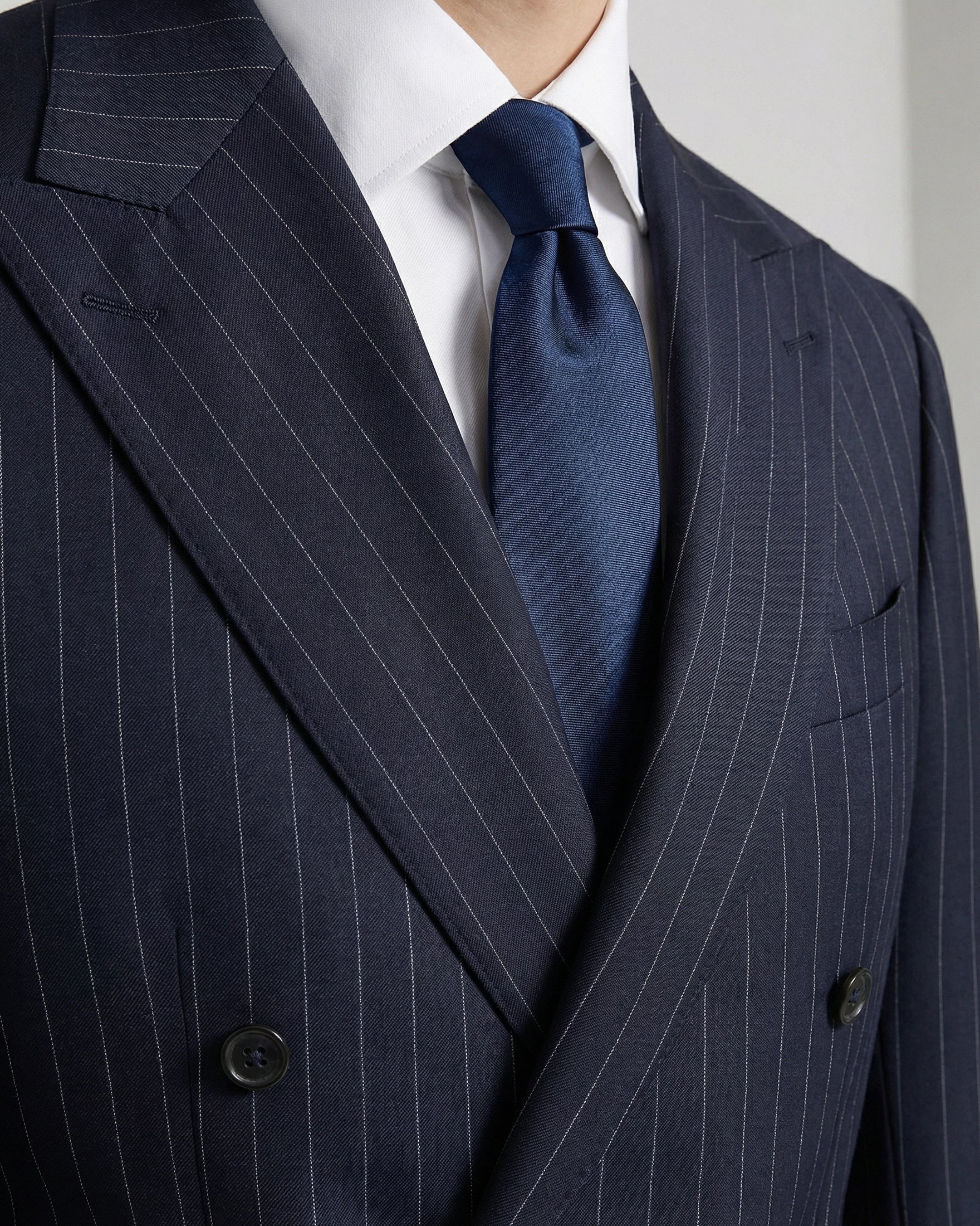 Traje Cruzado Azul Marino Raya Diplomática (Pinstripe) a Medida: El "Power Suit" Definitivo