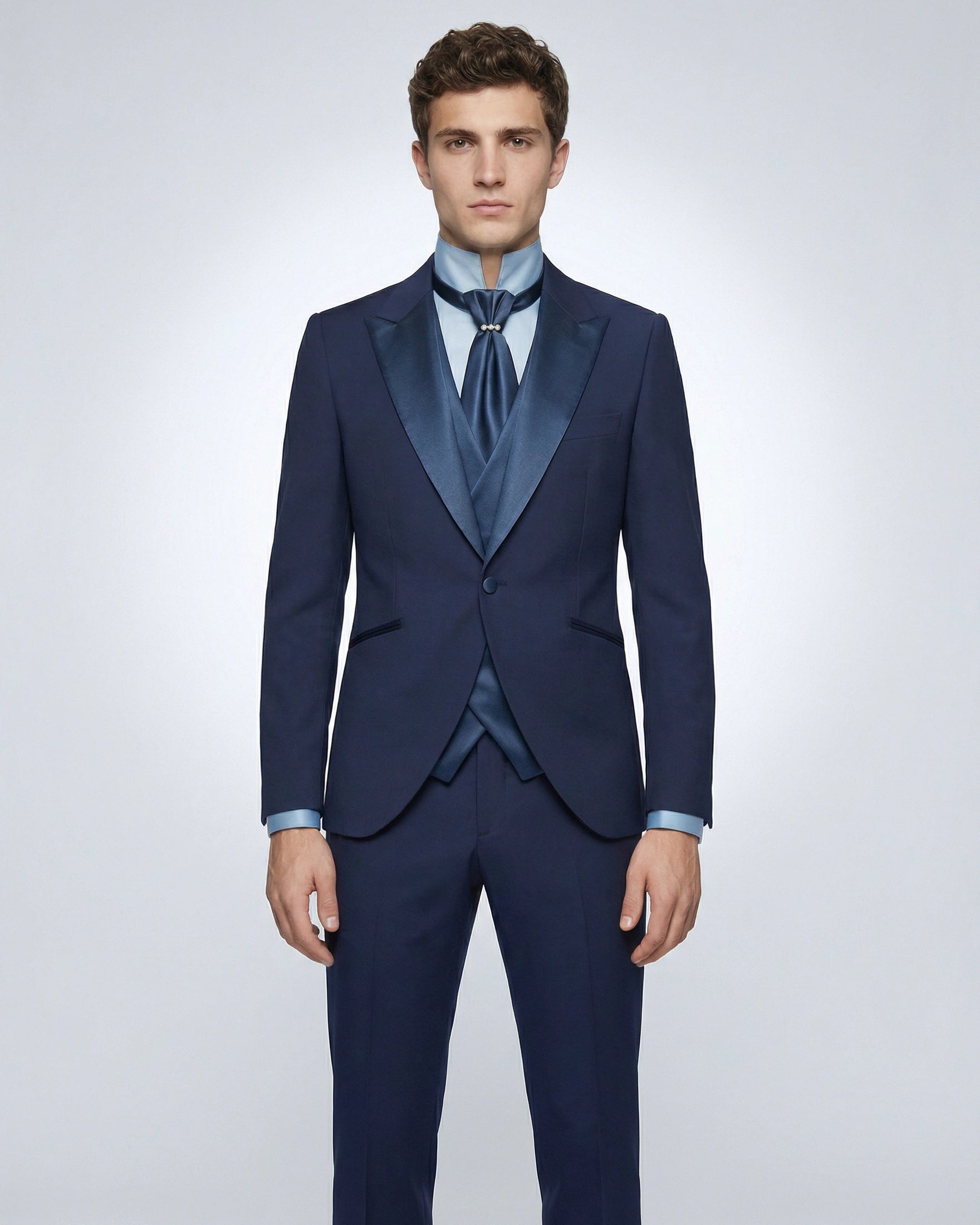 Traje de Novio Azul Marino con Solapas y Chaleco en Raso Satinado (Look Monocromo)