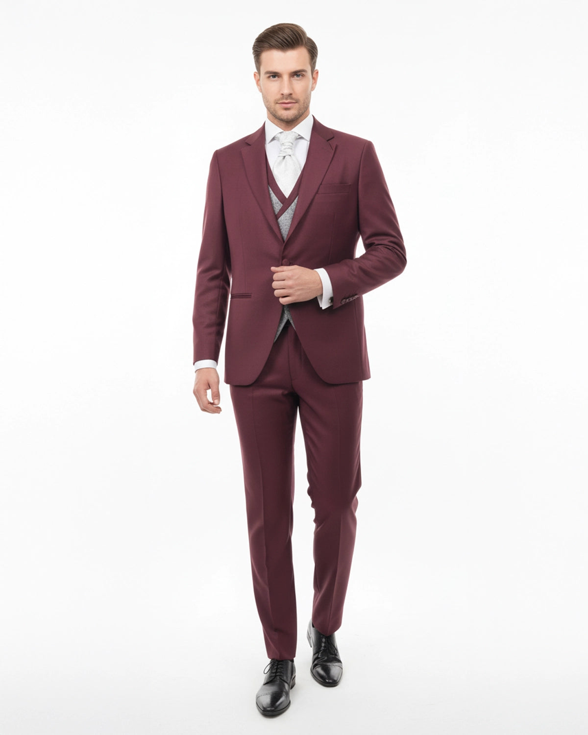 Traje de Novio a Medida Color Burdeos Vino con Chaleco y Plastrón en Gris Perla a Contraste