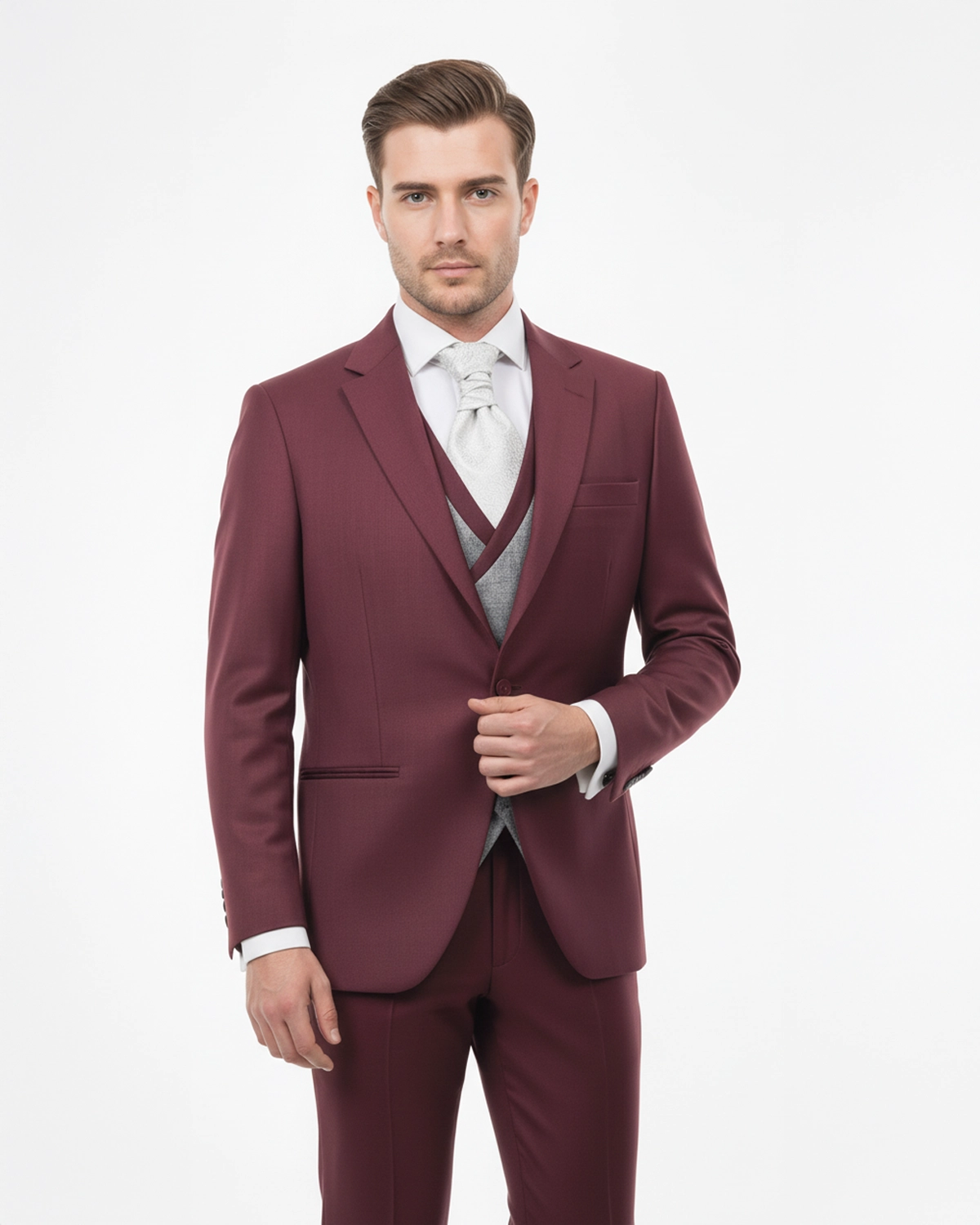 Traje de Novio a Medida Color Burdeos Vino con Chaleco y Plastrón en Gris Perla a Contraste