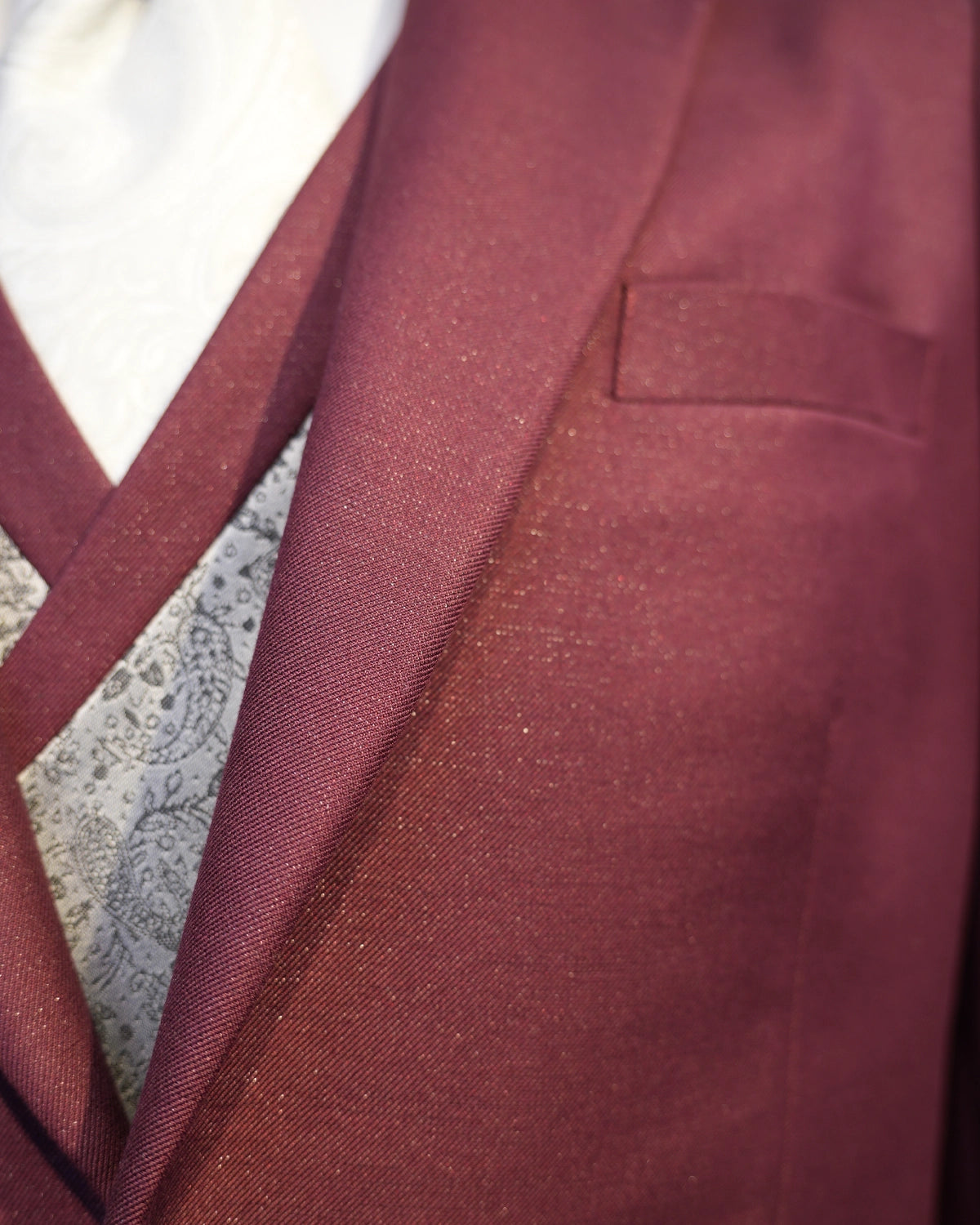 Traje de Novio a Medida Color Burdeos Vino con Chaleco y Plastrón en Gris Perla a Contraste