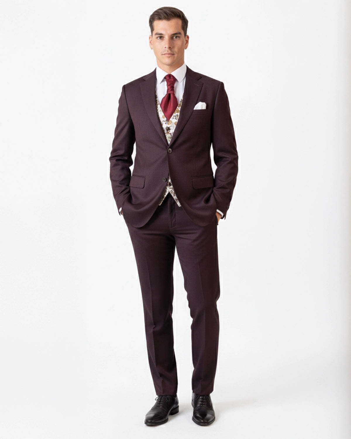 Traje de novio con chaleco floral