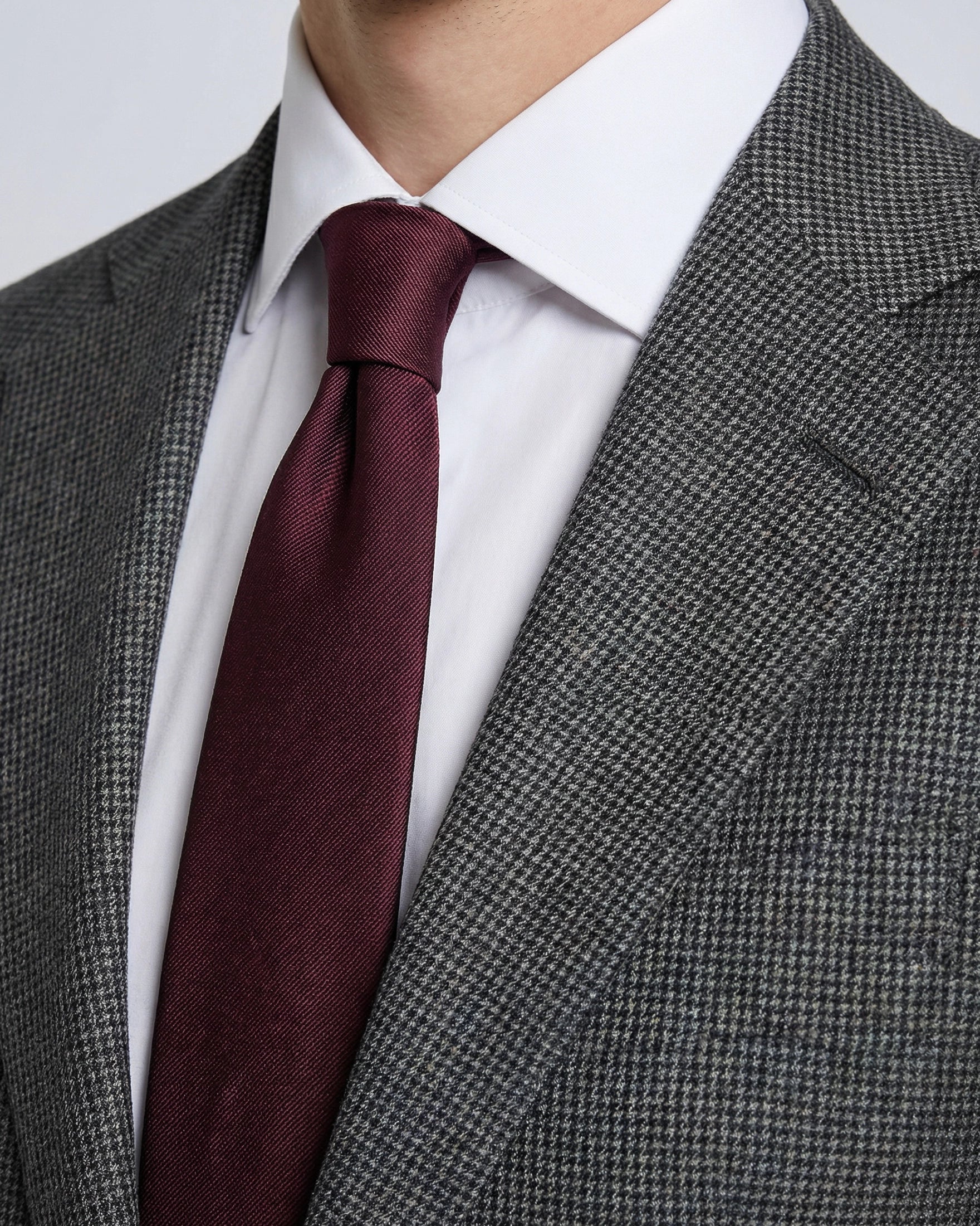 Traje a Medida Gris Marengo en Micro-Pata de Gallo (Houndstooth): El "Falso Liso" con Carácter