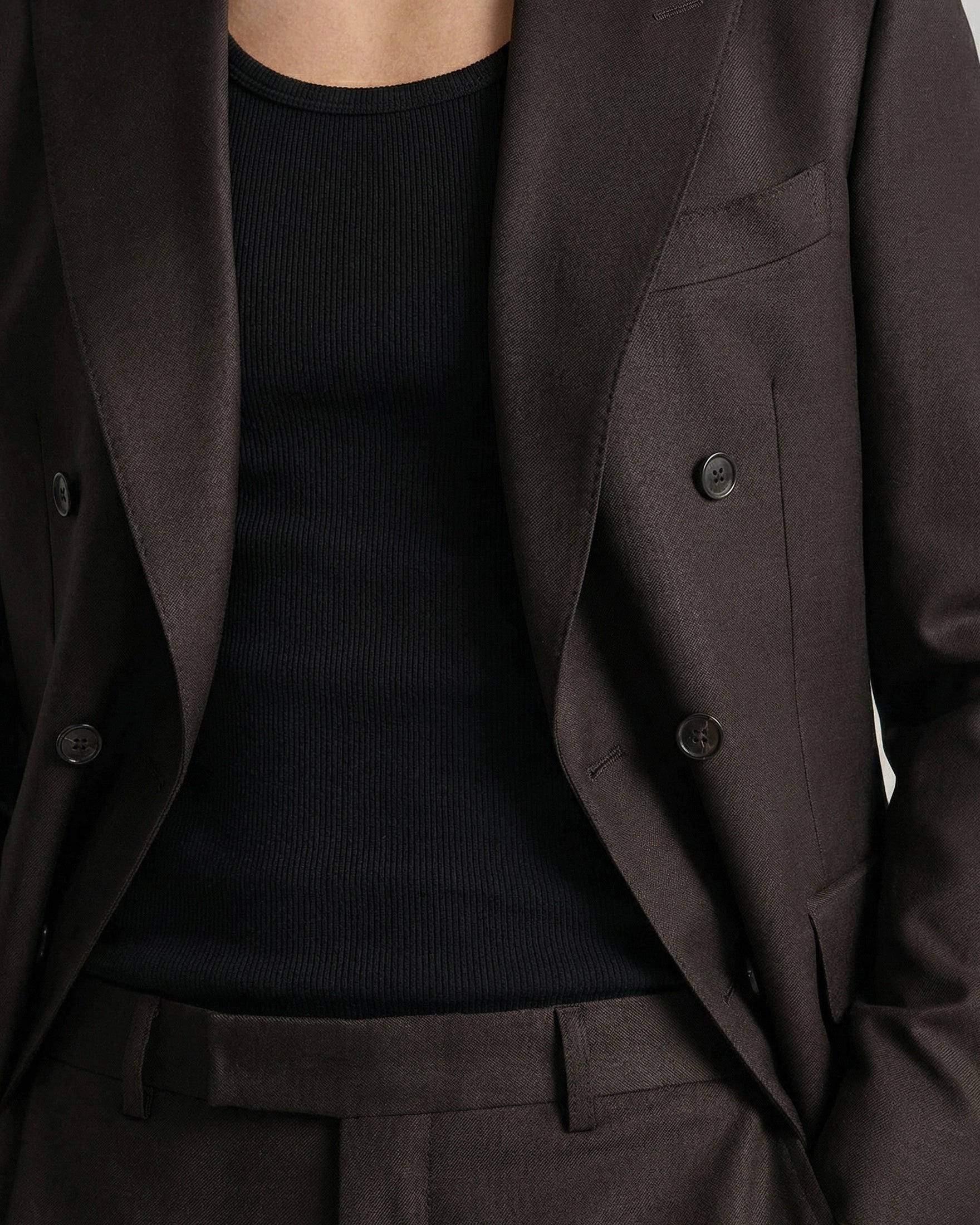 Traje Cruzado en Marrón Café Oscuro: La Nueva Sastrería