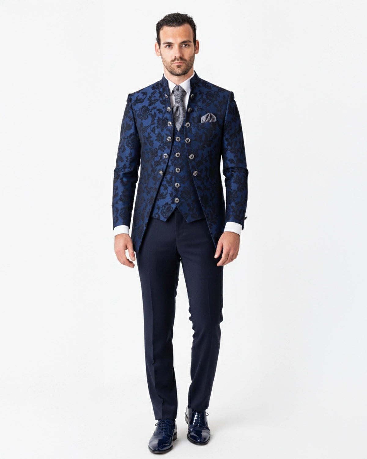 Traje novio capa azul floral
