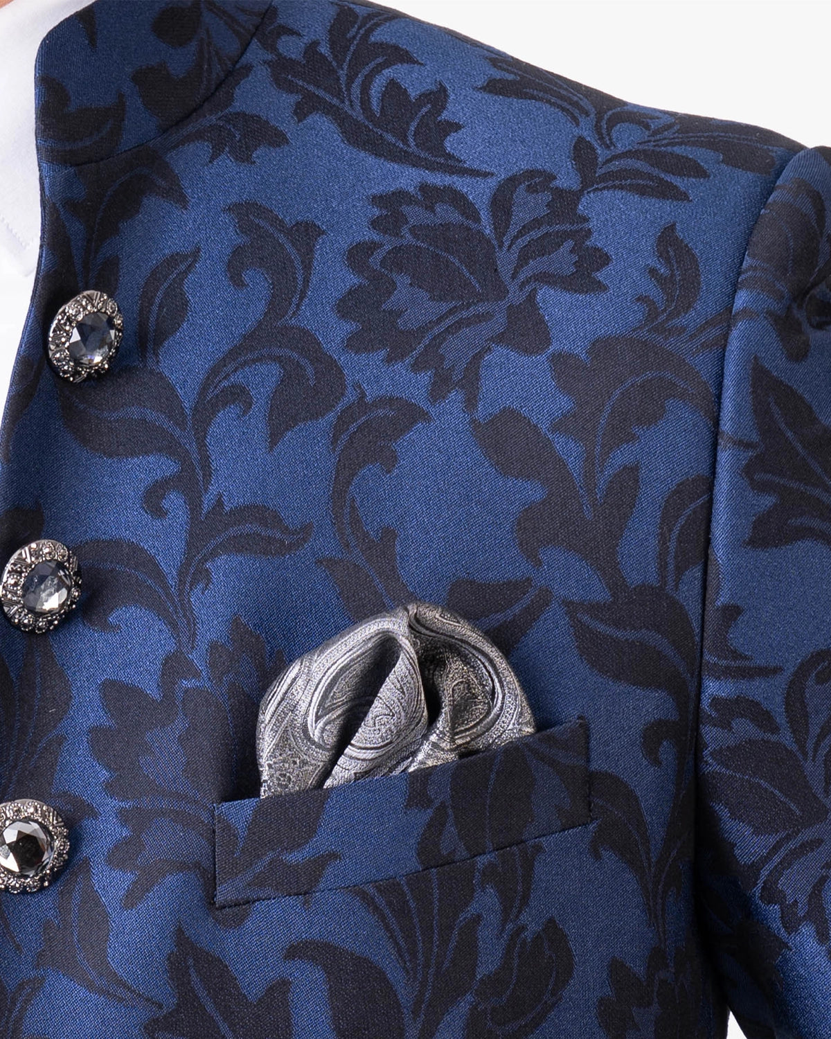 Traje novio capa azul floral