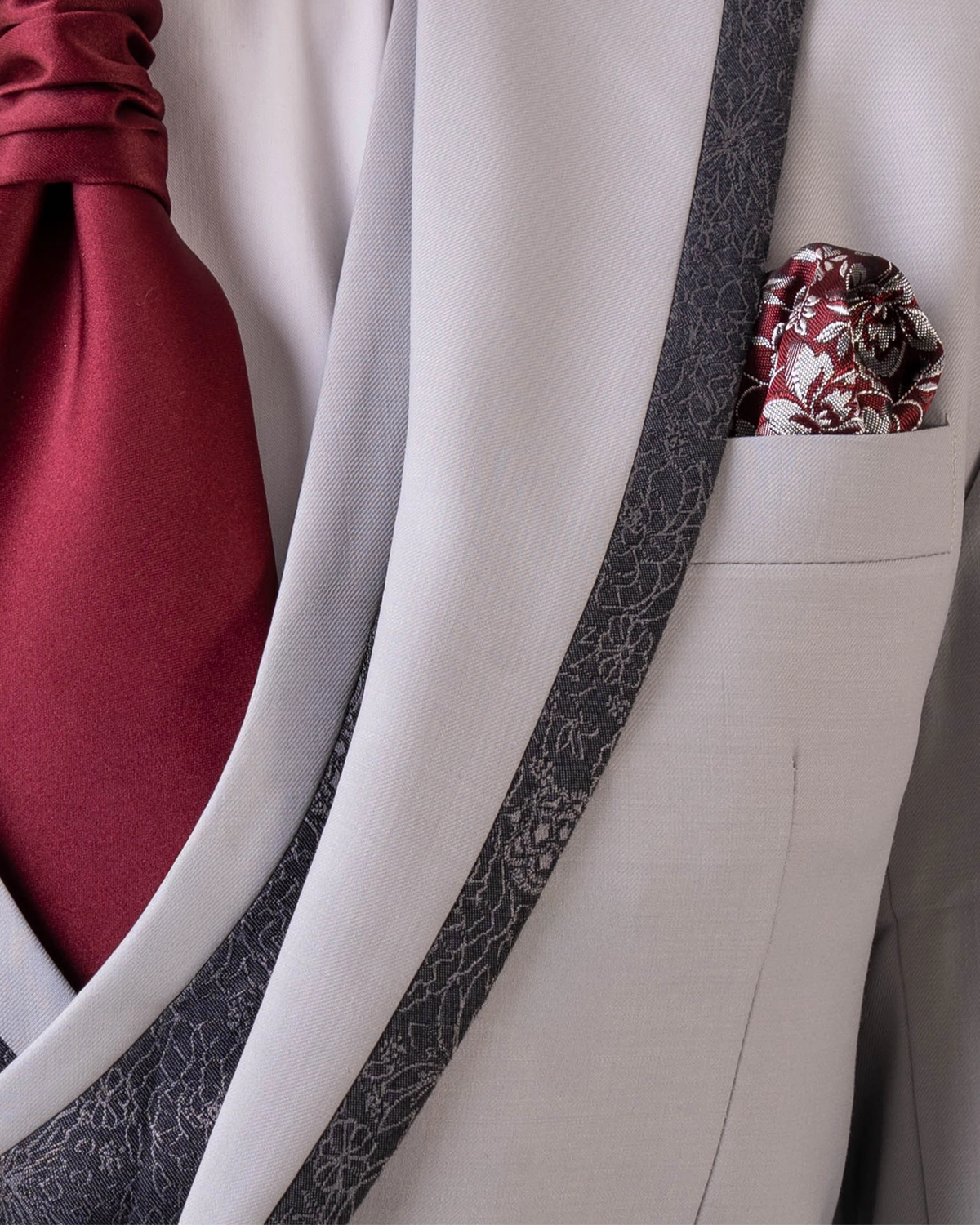 Traje novio gris con ribete