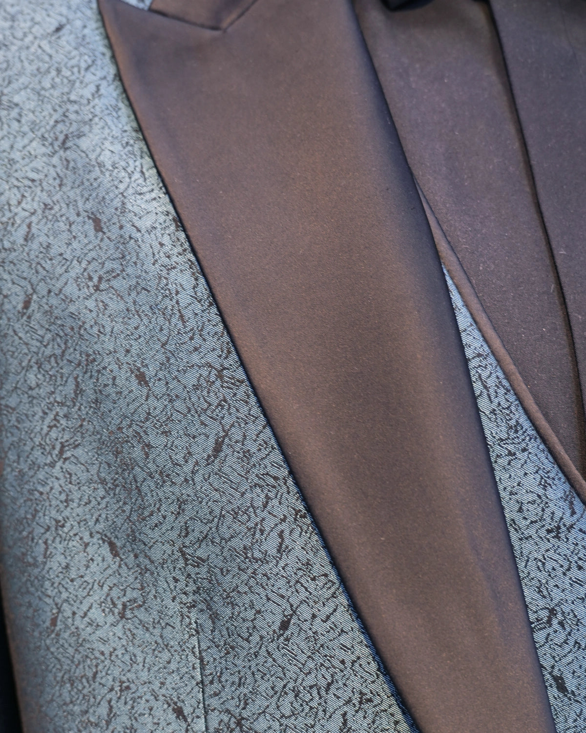 Esmoquin de Novio a Medida Azul Petróleo Metalizado con Textura Abstracta y Solapa Negra