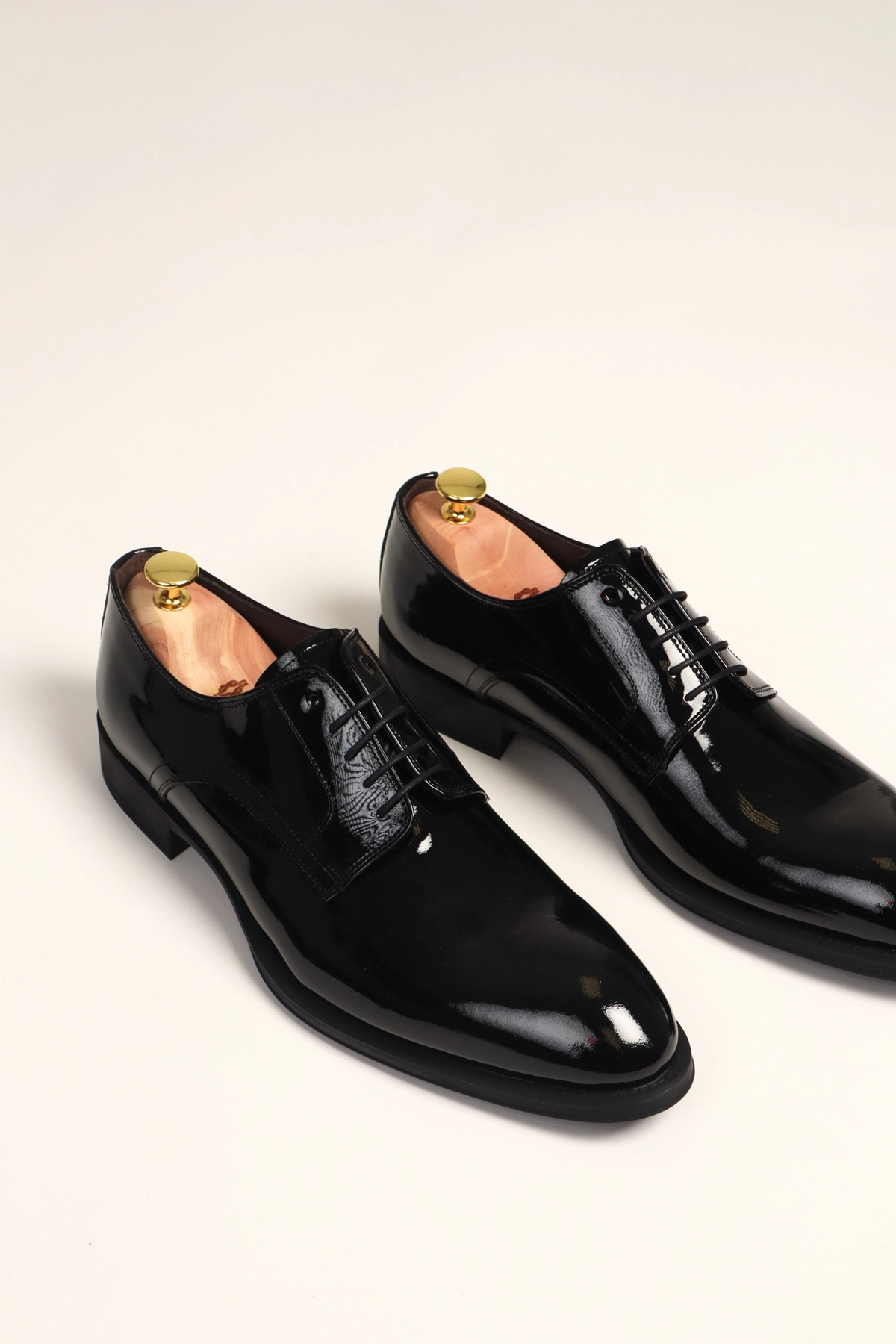 Zapatos Negros Charol Hombre detalle acabado | Blackpier